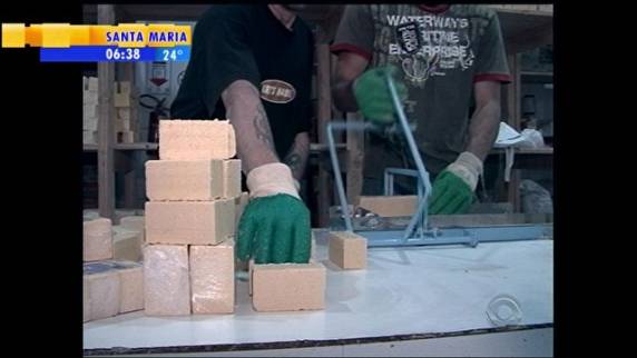 Presos fabricam produto a partir de doação de óleo da comunidade