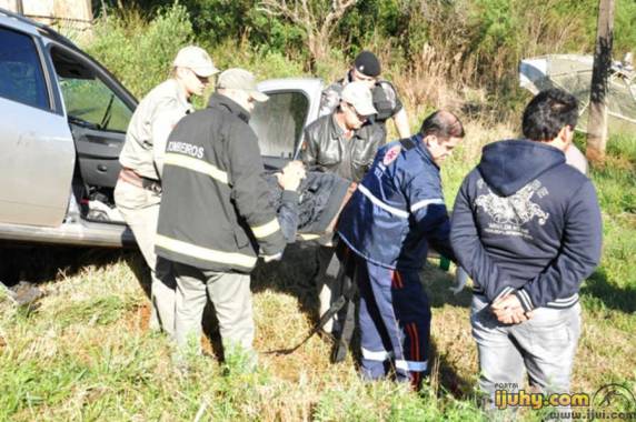 Caminhão carregado de britas acabou capotando logo após o impacto na ERS 342