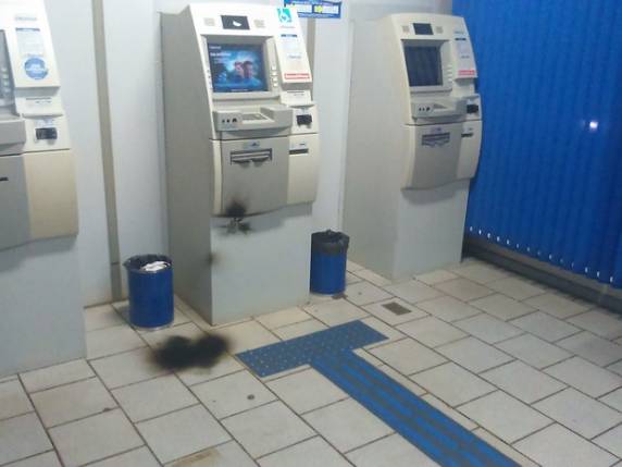 Os criminosos não consumaram o arrombamento dos caixas 

eletrônicos do banco