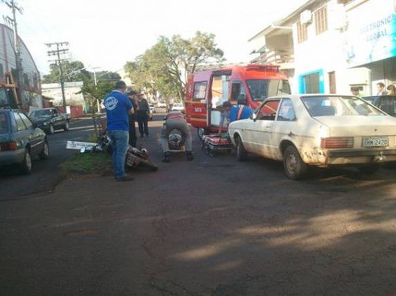Motociclista caiu na via pública e foi socorrido pelo Corpo de Bombeiros