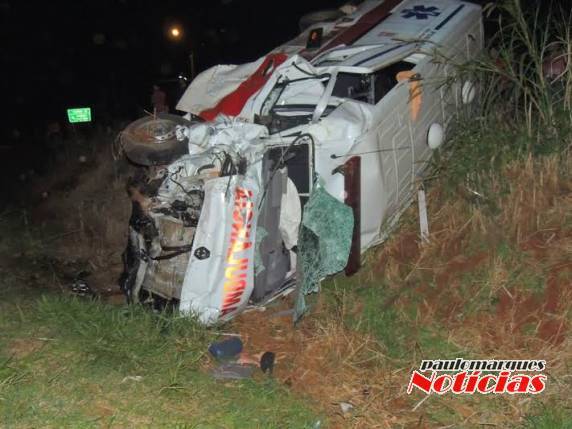 A ambulância colidiu com uma caminhonete F-1000 na noite desta segunda-feira (11). Uma mulher morreu ao dar entrada no hospital