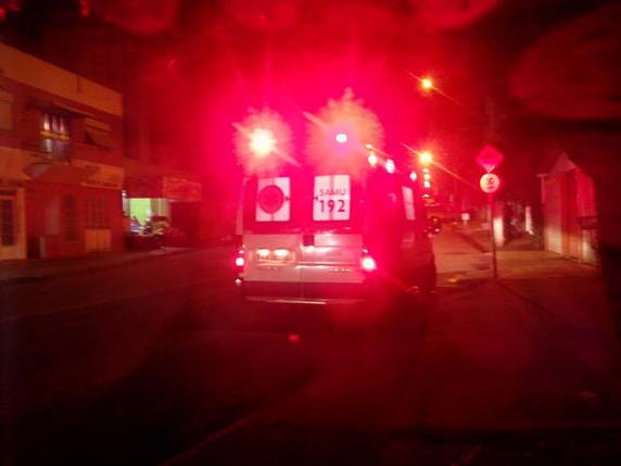 O piloto da moto bateu em uma caminhonete estacionada