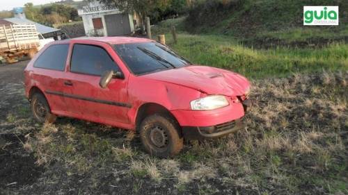 Veículo gol saiu da pista na madrugada deste domingo