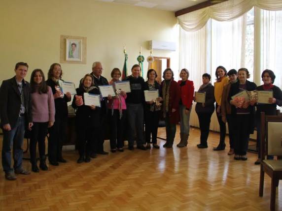 Nove 

idosos concluíram o curso de informática e receberam os certificados