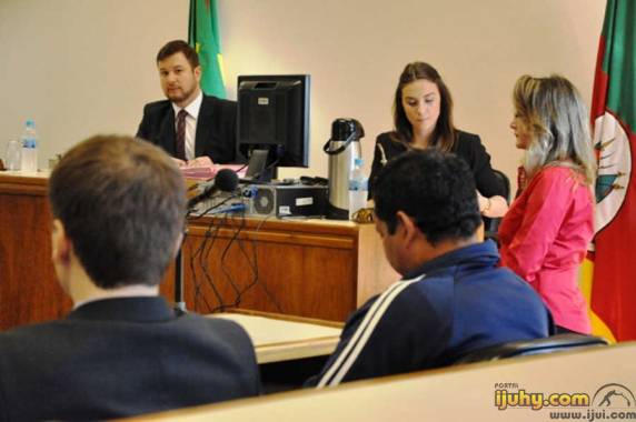 Jorge Luís dos Santos, (Sentado de costas à direita) 

tentou matar o próprio irmão por motivos fúteis, com quatro disparos de arma de fogo, em 2012