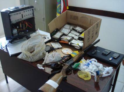 Também foram cumpridos mandados de busca e apreensão referentes drogas e armas