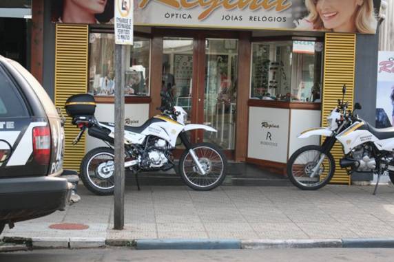 Dois indivíduos armados após assaltar fugiram em uma motocicleta