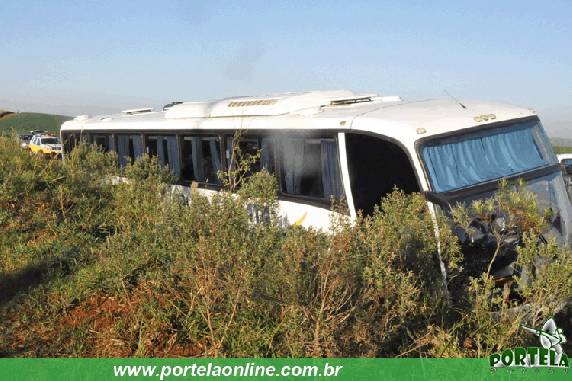 Coletivo 

sai de pista e colide lateralmente em barranco na ERS-330