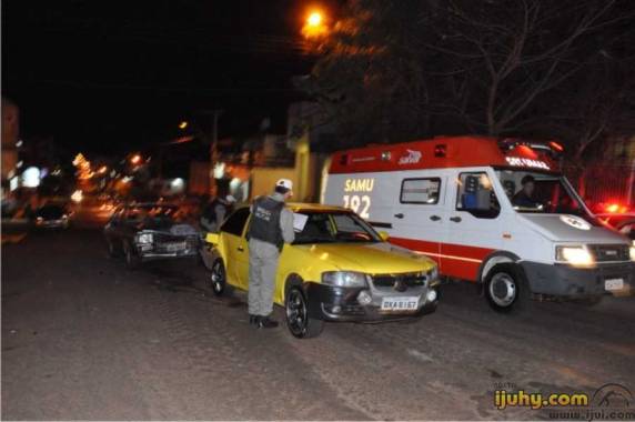 Motorista de um Ford Corcel II, 

segundo a Brigada, foi o responsável pelos estragos na rua do Comércio