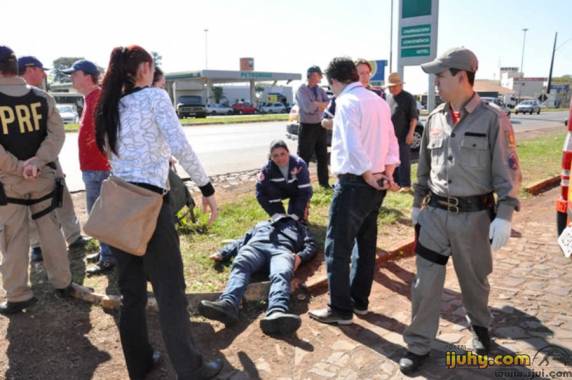 Abalroamento ocorreu por volta das 14h15, equipe da Polícia Rodoviária Estadual que passava pelo local realizou o primeiro atendimento aos feridos