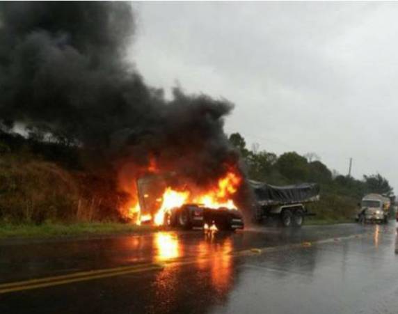 A rodovia ficou 

totalmente bloqueada