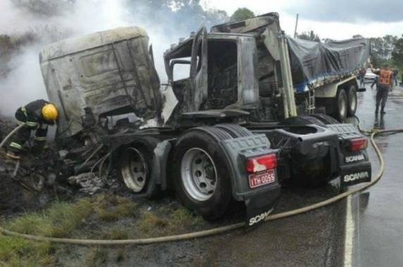 A rodovia ficou 

totalmente bloqueada