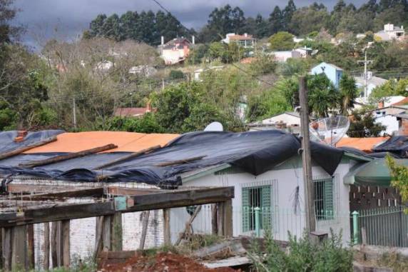 Estimativa da Defesa Civil é de que pelo menos 700 casas tenham sido 

atingidas pelo granizo