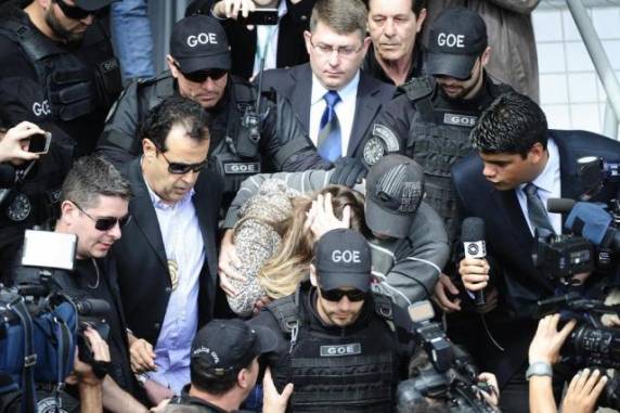 Patrícia Moreira teve segurança reforçada na 

chegada à 4ª Delegacia de Polícia Civil de Porto Alegre