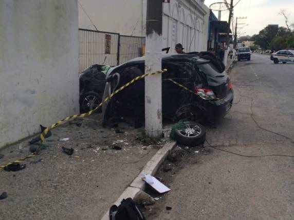 Segundo testemunhas relataram à polícia, motorista perdeu o controle do Ônix após atropelar cachorro, que também morreu