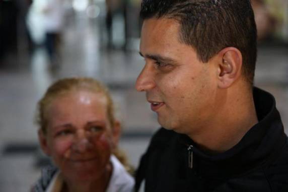 Afastada do filho há 30 anos, Vera Lucia o 

reencontrou ontem no Aeroporto Salgado Filho. Ainda bebê, a criança de nove meses levada pelo pai foi parar em São Paulo.