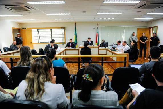 Em depoimento prestado na manhã desta terça-feira em Rodeio 

Bonito, Doraci Terezinha Wirganovicz disse à Justiça que Edelvânia Wirganovicz foi criada na roça e sabia abrir buracos desde criança