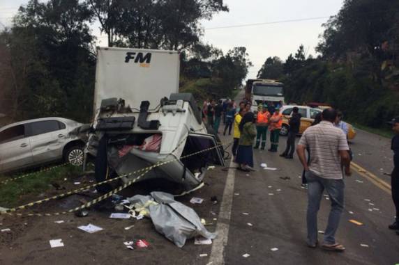 Colisão ocorreu após o Viaduto Torto. A pista está bloqueada nos dois sentidos e deve ser liberada por volta 

das 11h30min