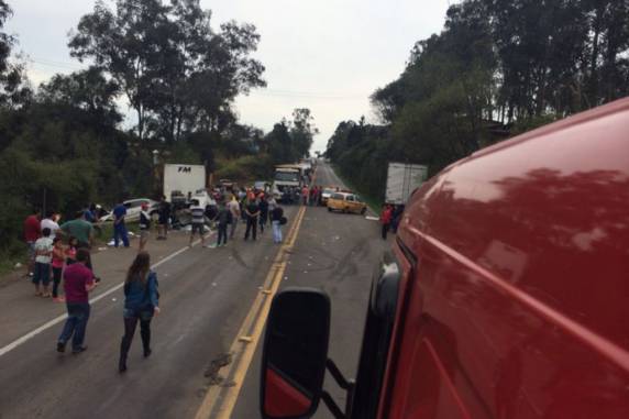 Colisão ocorreu após o Viaduto Torto. A pista está bloqueada nos dois sentidos e deve ser liberada por volta 

das 11h30min