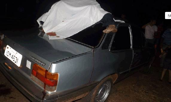 Corpo da vítima ficou sobre o teto 

do automóvel