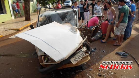 O acidente ocorreu por volta das 16he15min deste domingo (14)