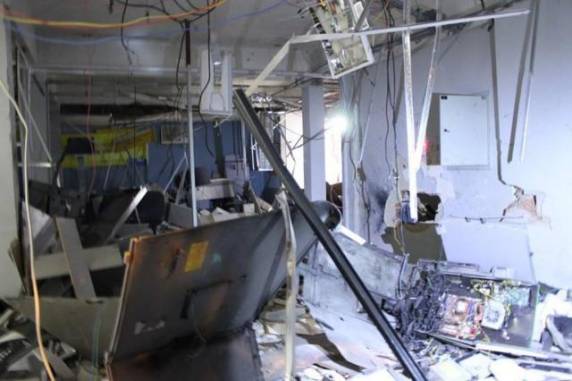 Agência ficou destruída. Policiais aguardam a perícia