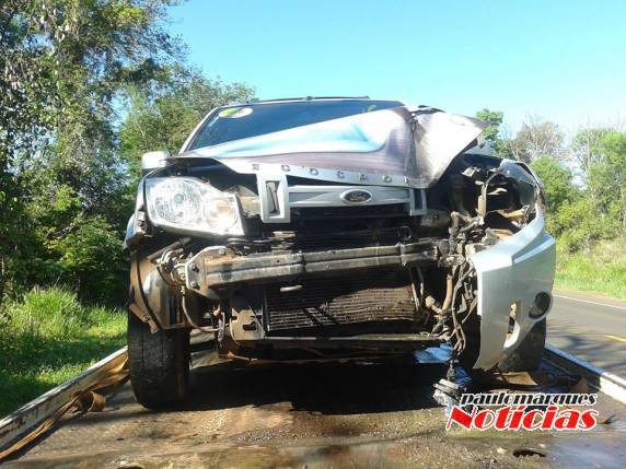 O motorista fazia uma ultrapassagem quando teve a caminhoneta Eco fechada por outro veículo