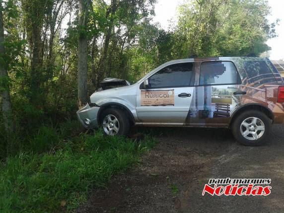 O motorista fazia uma ultrapassagem quando teve a caminhoneta Eco fechada por outro veículo