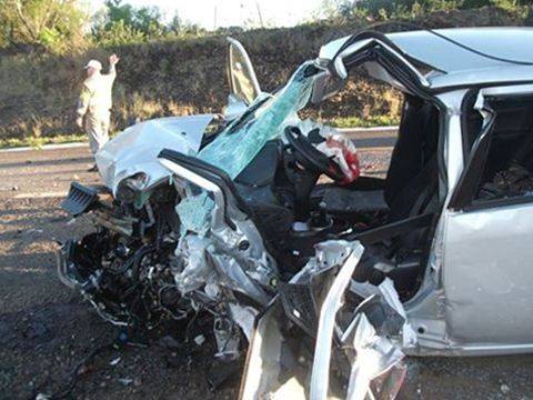Colisão frontal deixou duas vítimas fatais na 

BR472 entre Guia Lopes e Linha Salto