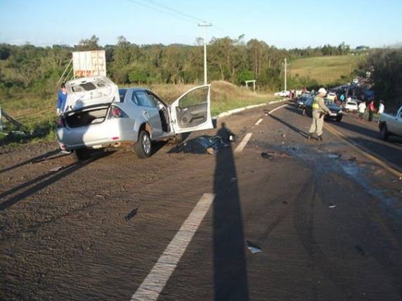 Colisão frontal deixou duas vítimas fatais na 

BR472 entre Guia Lopes e Linha Salto