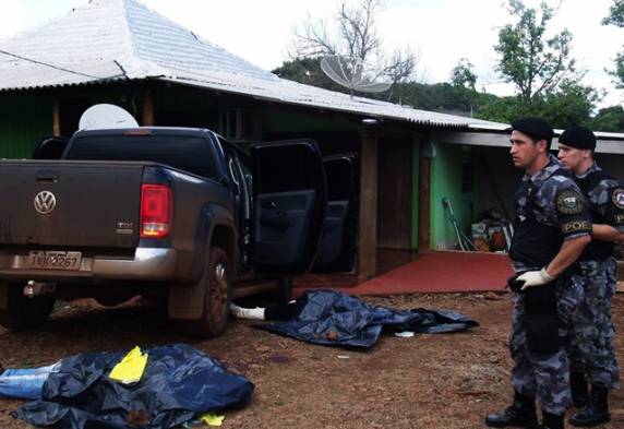 as vítimas foram mortas por 

disparo de arma de fogo