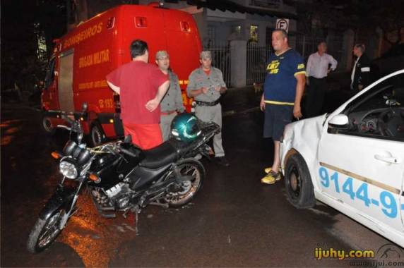 Condutor da motocicleta ficou desacordado após colisão contra um Fiat Siena