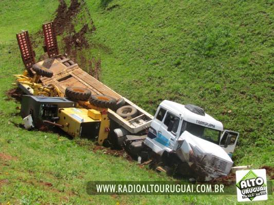 Carreta de Passo Fundo transportava uma patrola e acabou colidindo 

em um veículo Uno, tombando no trevo da BR 468, no acesso à São Martinho