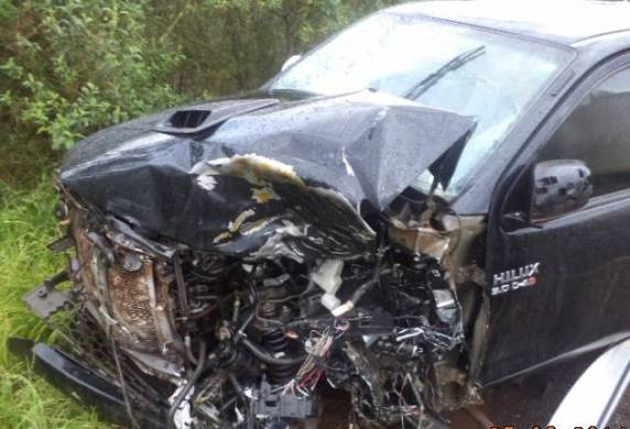 Colidiram uma Hilux e um caminhão bitrem