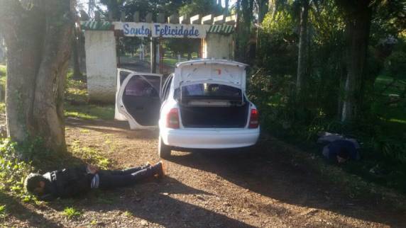 Após consumir 

álcool e drogas eles dormiram dentro do carro que haviam roubado