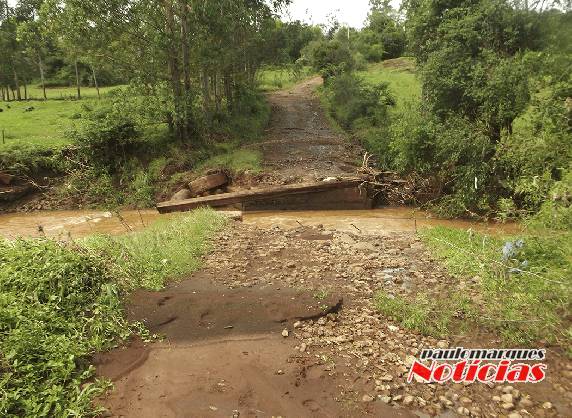 A ponte estava localizada em Mato Queimado, e uma divisa entre os municípios de Três de Maio e São José do 

Inhacorá