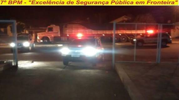O motorista de 

uma carreta tentou atropelar os policiais