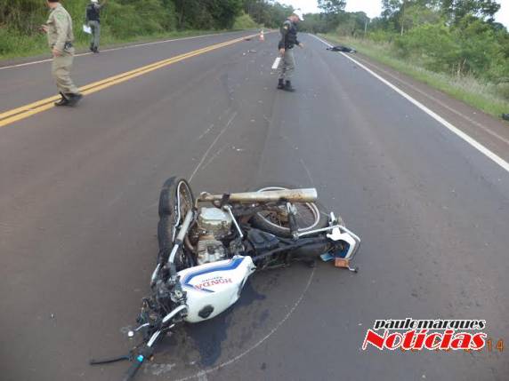 O piloto de uma moto morreu no local