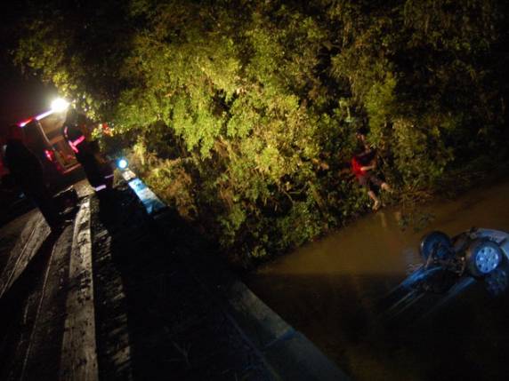 Família estava voltando para casa em 

Caxias do Sul quando caiu de uma ponte