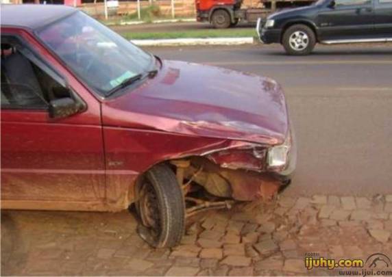 Uno viajava pela BR 285 quando teve a frente cortada por um Celta, que fazia o trevo da avenida Coronel 

Dico. Neste acidente ninguém se feriu