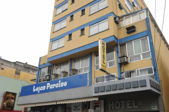 Bandidos fugiram levando cerca de R$ 8 mil do cofre do estabelecimento