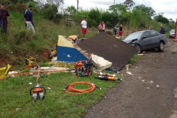 Gol colidiu com a lateral de um Honda Civic na ERS-287