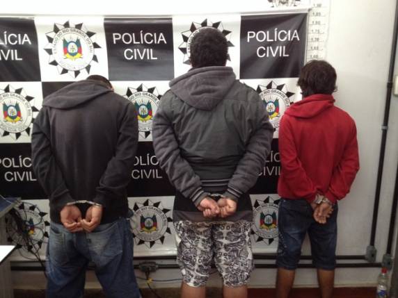 Policiais apreenderam drogas, 

armas, dinheiro e objetos furtados