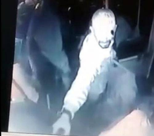 Imagens mostram homem de boné atirando em 

policial