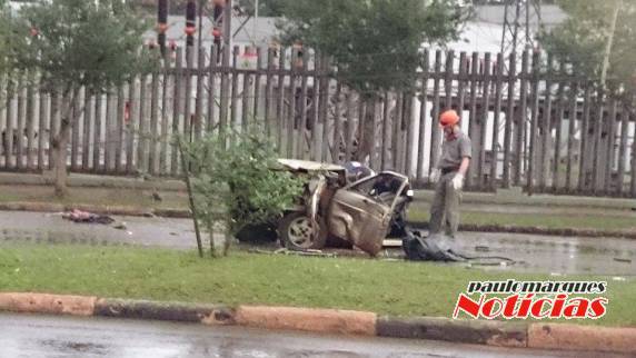 A colisão de um automóvel Gol e um caminhão, deixou três vítimas fatais no local do acidente