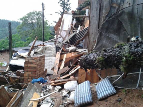 Acidente ocorreu na madrugada no bairro Jardim, dizem bombeiros