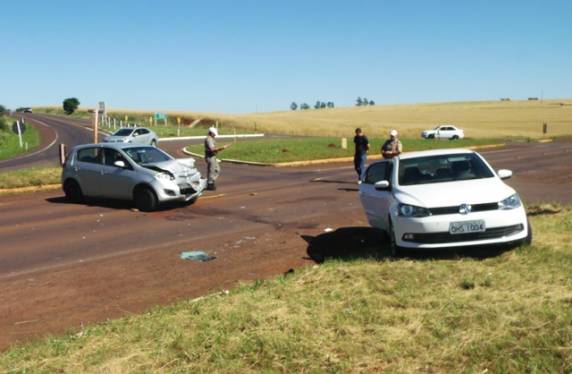 Dois automóveis colidiram na rodovia