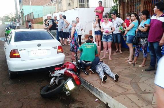 O homem e a jovem que 

pilotava a moto tiveram ferimentos