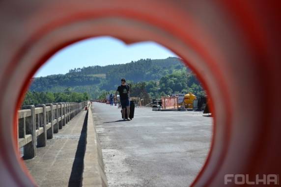 Passagem só será 

permitida em meia pista para veículos leves como motos, carros e vans