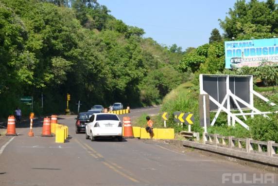 Veículos estão passando pela ponte 

desde às 8 horas deste sábado (25)